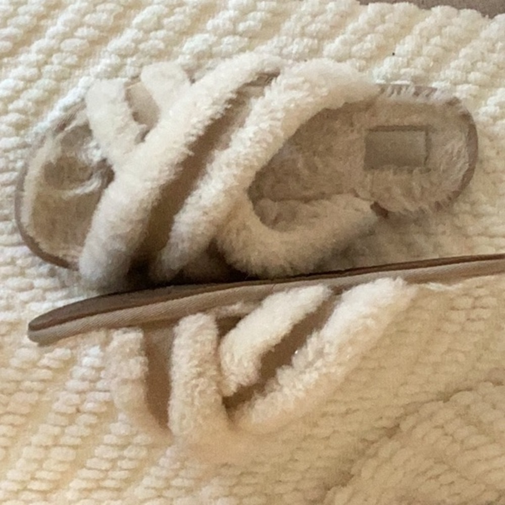 UGG Slippers - Picture 3 of 4